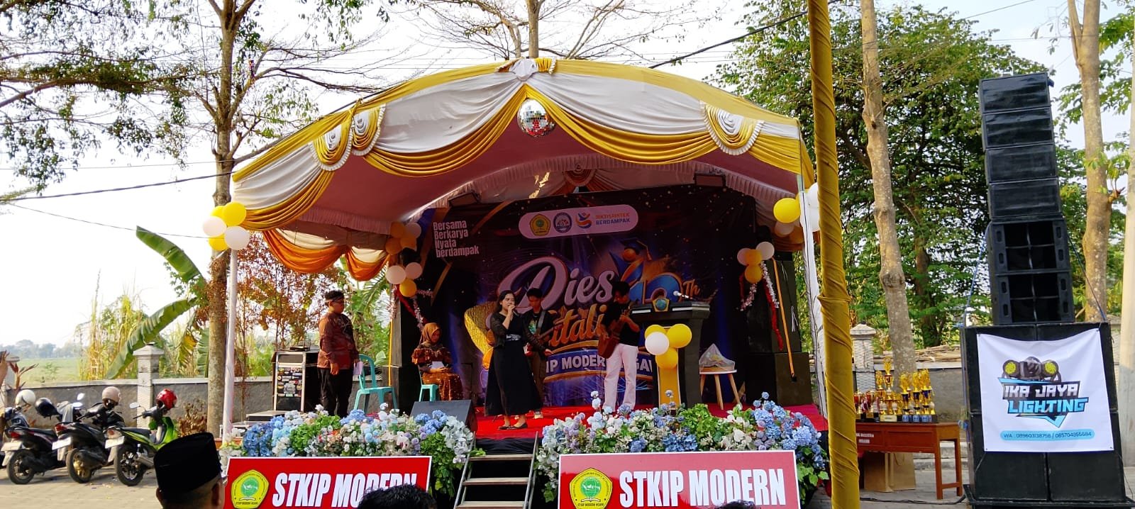 Penampilan UKM GMC di puncak Dies Natalis ke-12 STKIP Modern Ngawi./dok.QONY