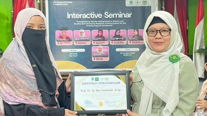 Dekan Fakultas Syariah UIN Malang, Prof Umi Sumbulah menerima sertifikat saat menjadi narasumber di seminar interaktif di Kairo, Mesir (16/10)./dok.UIN Malang