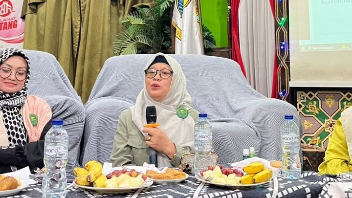 Dekan Fakultas Syariah UIN Malang, Prof Umi Sumbulah saat mengisi seminar interaktif di Kairo, Mesir (16/10)./dok.UIN Malang