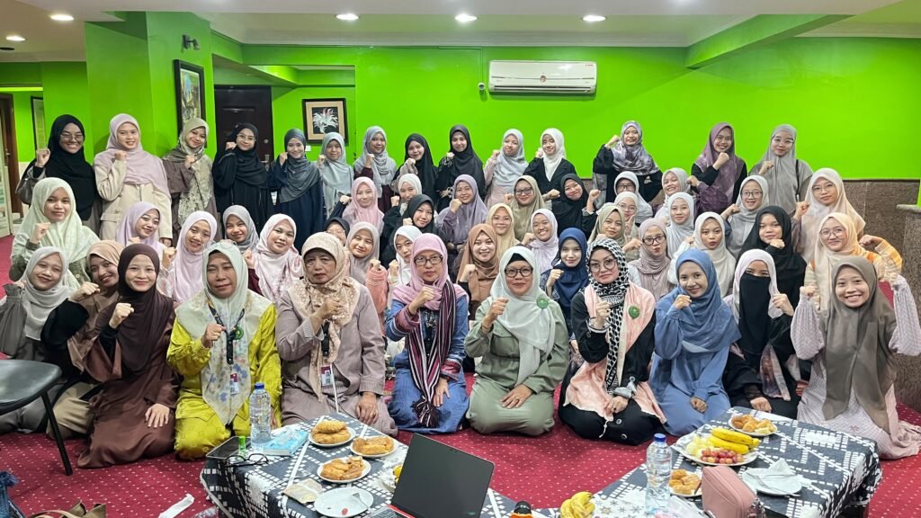 Dekan Fakultas Syariah UIN Malang, Prof Umi Sumbulah (ke-5 dari kiri, baris depan) foto bersama narasumber dan peserta seminar interaktif di Kairo, Mesir (16/10)./dok.UIN Malang