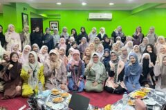 Dekan Fakultas Syariah UIN Malang, Prof Umi Sumbulah (ke-5 dari kiri, baris depan) foto bersama narasumber dan peserta seminar interaktif di Kairo, Mesir (16/10)./dok.UIN Malang