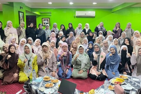 Dekan Fakultas Syariah UIN Malang, Prof Umi Sumbulah (ke-5 dari kiri, baris depan) foto bersama narasumber dan peserta seminar interaktif di Kairo, Mesir (16/10)./dok.UIN Malang