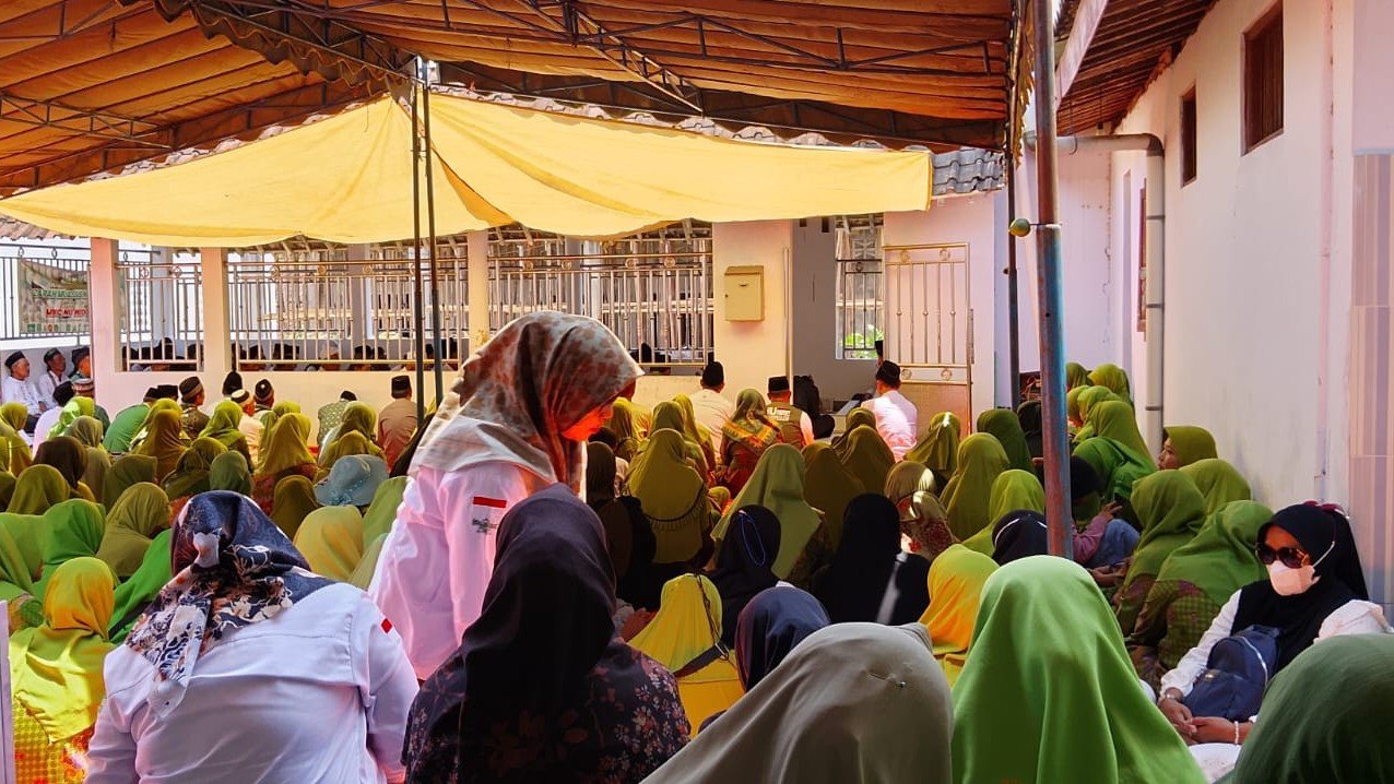 Banom dan Lembaga NU di Kecamatan Widodaren memakai seragam kebesaran masing-masing saat ziarah di makam Simbah Kiai Maksum Abdurrahman Kedunggudel spesial HSN 2026./dok.QONY