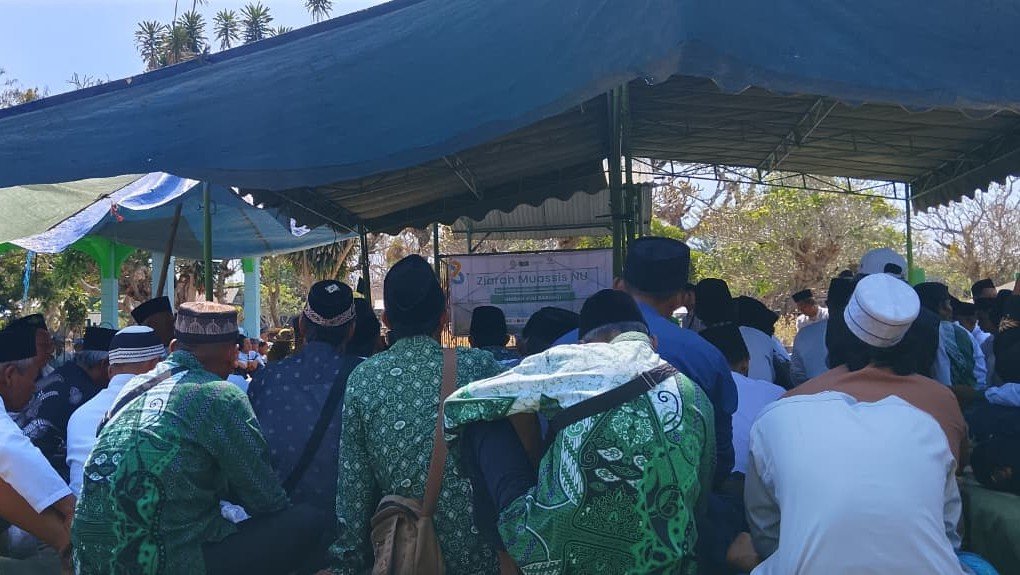 Ziarah di makam Simbah Kiai Barzaqi Walikukun, Muassis NU di Kecamatan Widodaren Kabupaten Ngawi, mertua dari H. Mundirin, Ketua NU-Care MWCNU Widodaren./dok.QONY