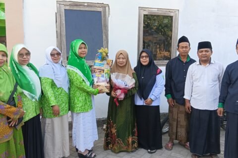 Sambut Hari Santri 2026, Banom Fatayat NU Widodaren Ngawi ziarah dan menyerahkan tali asih kepada ahli waris dari Muassis NU di Kecamatan Widodaren, Ibu Nyai Suziyah Kedungprahu, istri alm. KH. Asroful Anam./dok.QONY