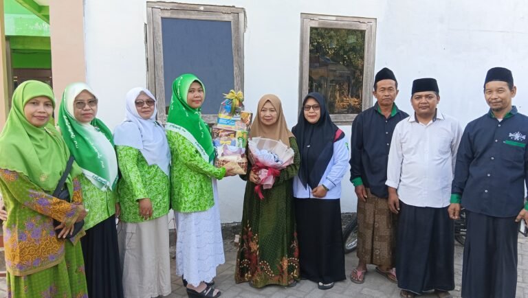 Sambut Hari Santri 2026, Banom Fatayat NU Widodaren Ngawi ziarah dan menyerahkan tali asih kepada ahli waris dari Muassis NU di Kecamatan Widodaren, Ibu Nyai Suziyah Kedungprahu, istri alm. KH. Asroful Anam./dok.QONY