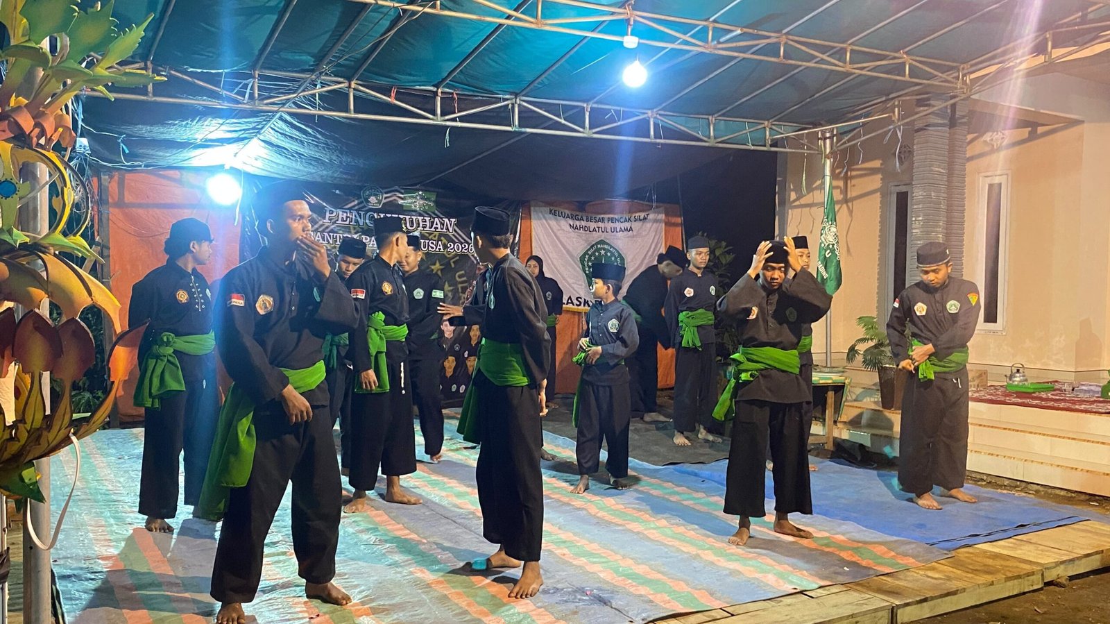 Enam belas santri Pagar Nusa Ampel Gading dibaiat, Jumat (18/9) di Tirtoyudo, Malang untuk memulai pengabdian dari segi akhlak./dok.ROF