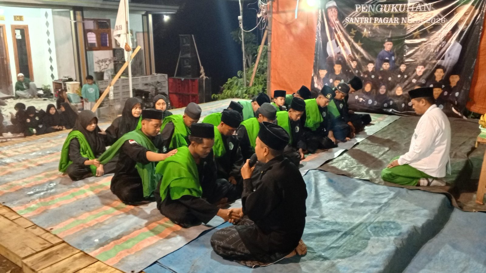 Enam belas santri Pagar Nusa Ampel Gading dibaiat, Jumat (18/9) di Tirtoyudo, Malang untuk memulai pengabdian dari segi akhlak./dok.ROF