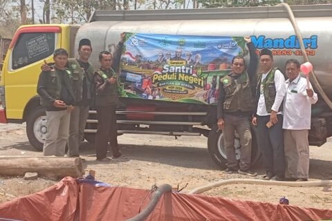 NU Care LAZISNU PCNU Kabupaten Ngawi dan MWCNU Kecamatan Ngawi menyalurkan bantuan air bersih di Desa Banyuurip, Minggu (18/10/2026)./dok.QONY