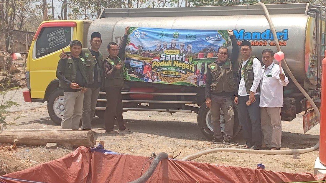 NU Care LAZISNU PCNU Kabupaten Ngawi dan MWCNU Kecamatan Ngawi menyalurkan bantuan air bersih di Desa Banyuurip, Minggu (18/10/2026)./dok.QONY