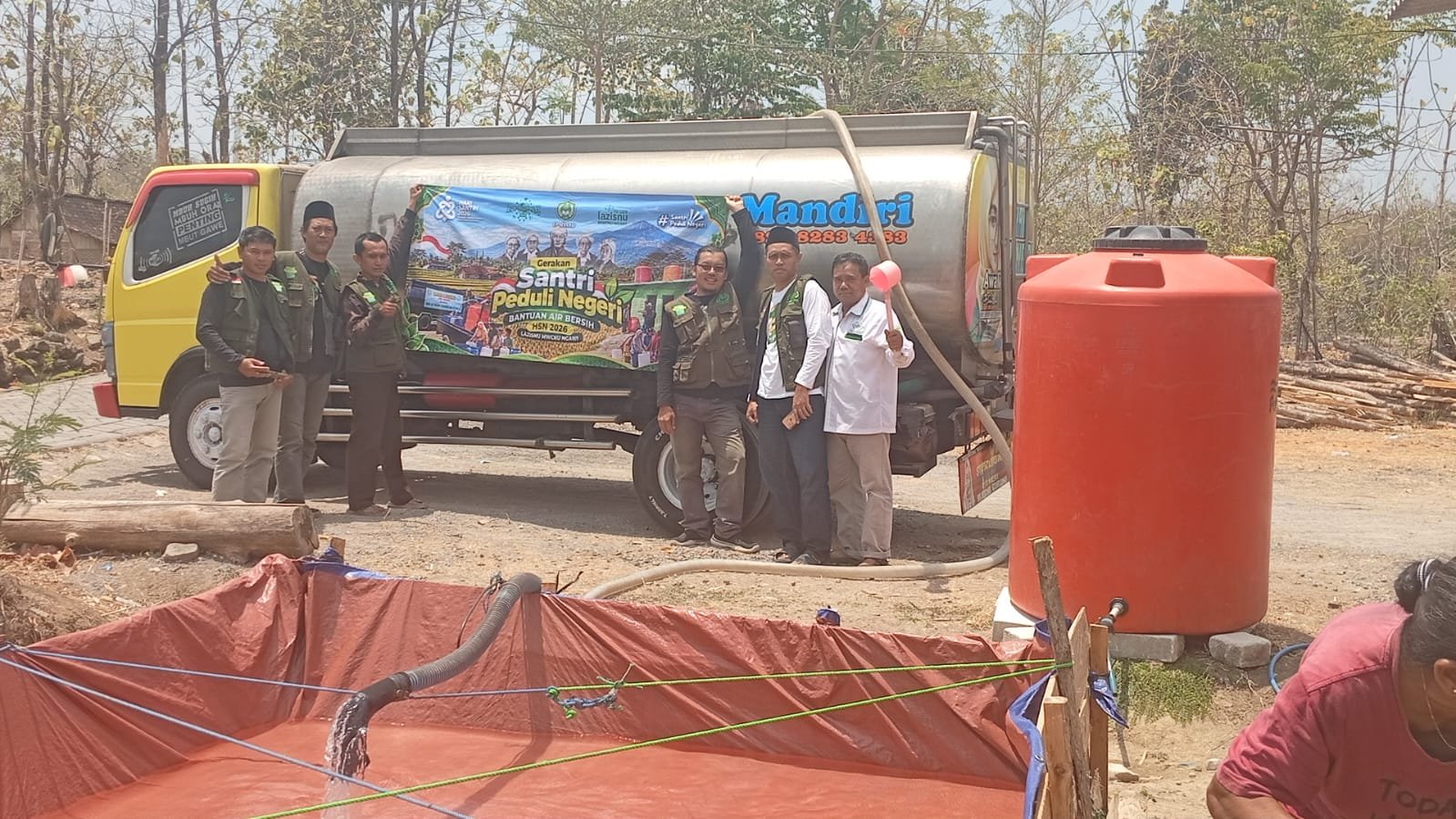 NU Care LAZISNU PCNU Kabupaten Ngawi dan MWCNU Kecamatan Ngawi menyalurkan bantuan air bersih di Desa Banyuurip, Minggu (18/10/2026)./dok.QONY