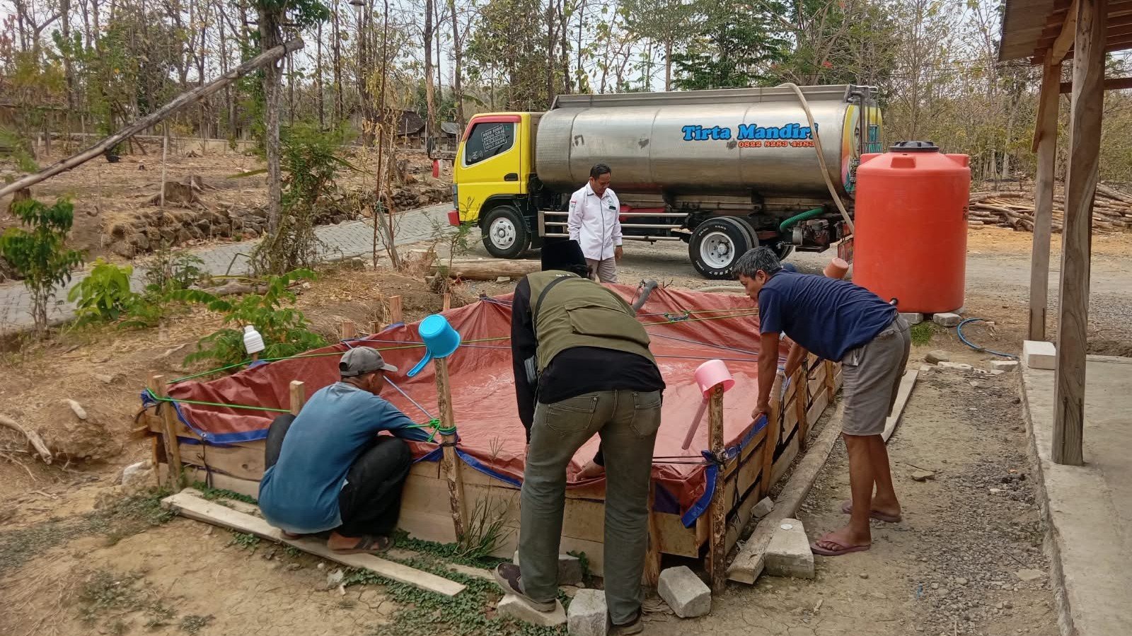 NU Care LAZISNU PCNU Kabupaten Ngawi dan MWCNU Kecamatan Ngawi menyalurkan bantuan air bersih di Desa Banyuurip, Minggu (18/10/2026)./dok.QONY