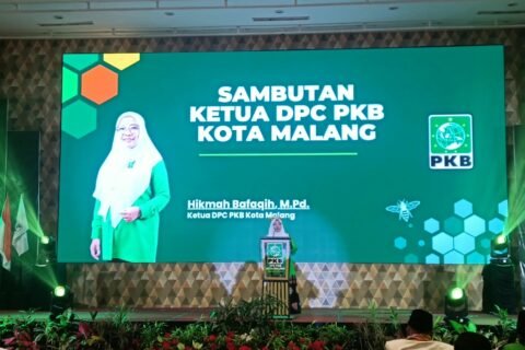Ketua DPC PKB Kota Malang, Hj. Hikmah Bafaqih, M.Pd., saat menyampaikan pidato politik dan arahannya di hadapan para kader serta tamu undangan.