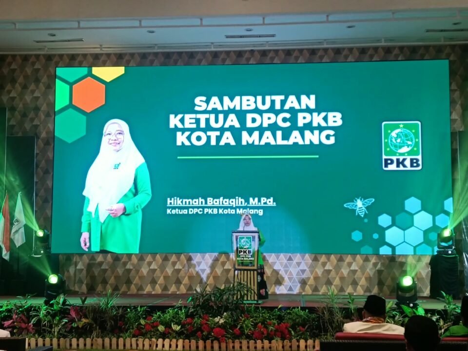 Ketua DPC PKB Kota Malang, Hj. Hikmah Bafaqih, M.Pd., saat menyampaikan pidato politik dan arahannya di hadapan para kader serta tamu undangan.
