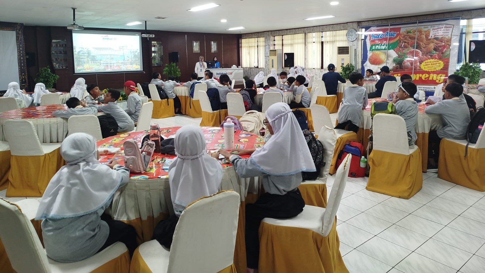 Siswa SD Surya Buana Malang studi empiris di Pasuruan dan Surabaya, Senin (19/10)./dok.MFT