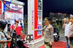 Kapolres Madiun, Ridwan Maliki sidak SPBU untuk mencegah kelangkaan BBM dan penyalahgunaan (18/10)./dok.DNY