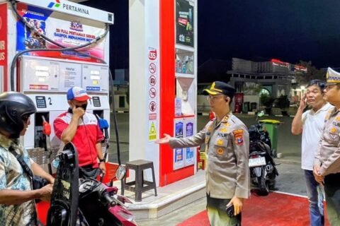 Kapolres Madiun, Ridwan Maliki sidak SPBU untuk mencegah kelangkaan BBM dan penyalahgunaan (18/10)./dok.DNY