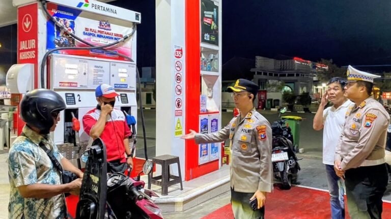 Kapolres Madiun, Ridwan Maliki sidak SPBU untuk mencegah kelangkaan BBM dan penyalahgunaan (18/10)./dok.DNY
