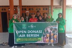 Tanggap kekeringan, PAC Fatayat NU Ngawi dan LAZISNU distribusikan air bersih di Dusun Ngandong./dok.QONY