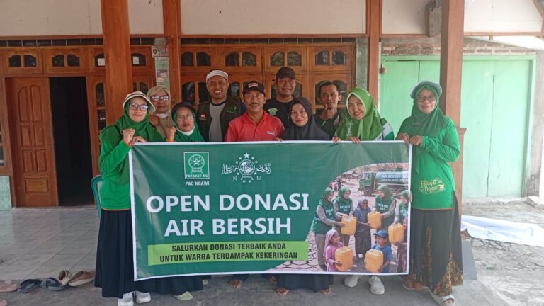 Tanggap kekeringan, PAC Fatayat NU Ngawi dan LAZISNU distribusikan air bersih di Dusun Ngandong./dok.QONY