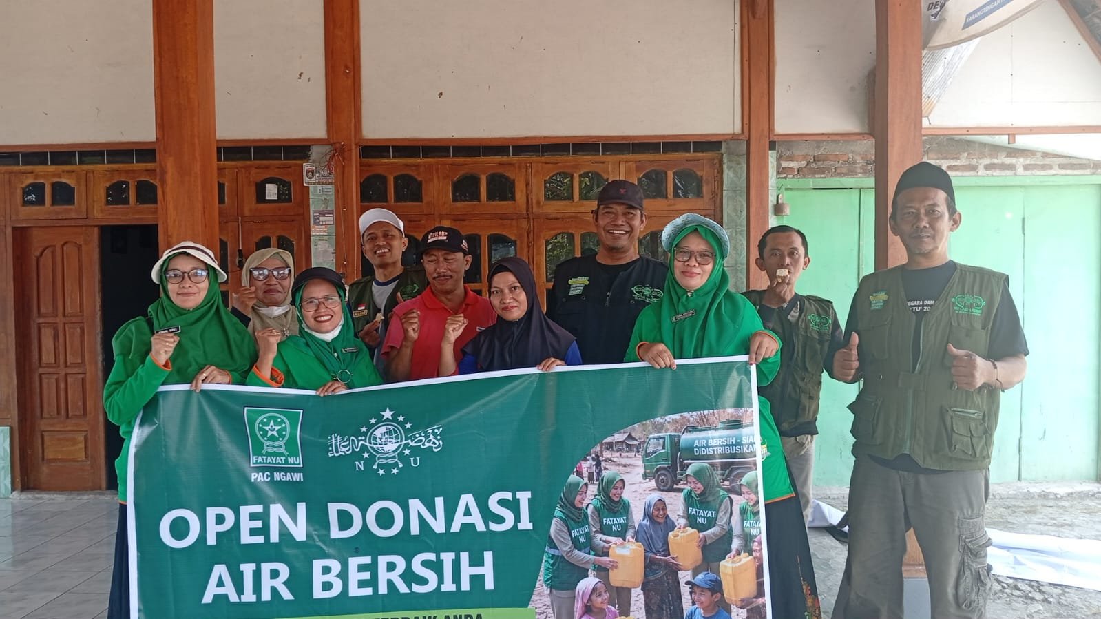 Tanggap kekeringan, LAZISNU dan PAC Fatayat NU Ngawi distribusikan air bersih di Dusun Ngandong./dok.QONY