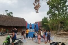 Bantuan air minum 210 galon kepada warga Desa Pondok dan Kiyonten, Kasreman, dari LAZISNU dan UPZIS Kasreman Ngawi./dok.QONY