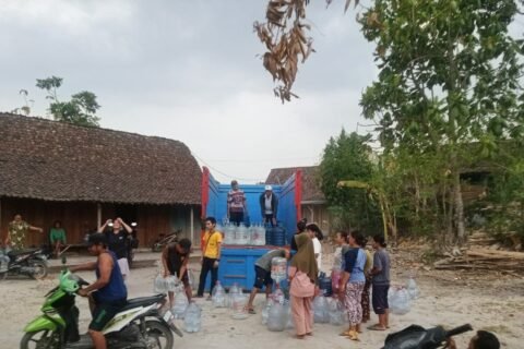 Bantuan air minum 210 galon kepada warga Desa Pondok dan Kiyonten, Kasreman, dari LAZISNU dan UPZIS Kasreman Ngawi./dok.QONY