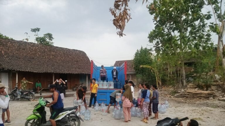 Bantuan air minum 210 galon kepada warga Desa Pondok dan Kiyonten, Kasreman, dari LAZISNU dan UPZIS Kasreman Ngawi./dok.QONY