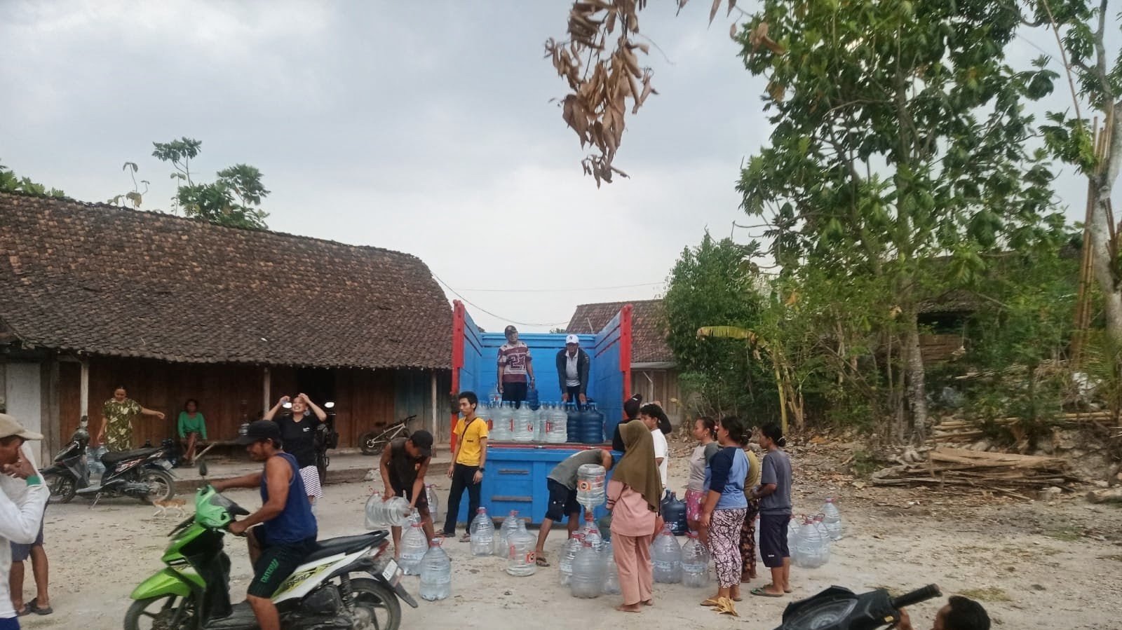 Bantuan air minum 210 galon kepada warga Desa Pondok dan Kiyonten, Kasreman, dari LAZISNU dan UPZIS Kasreman Ngawi./dok.QONY