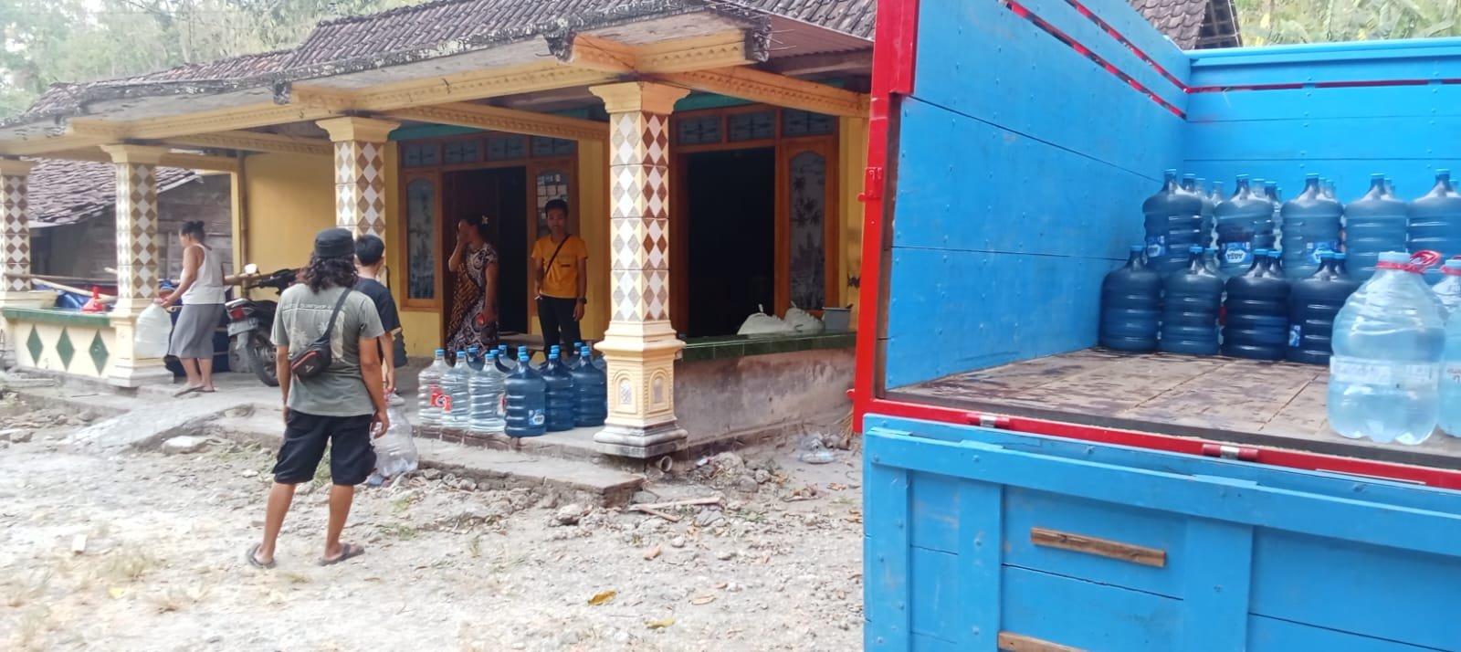 Bantuan air minum 210 galon kepada warga Desa Pondok dan Kiyonten, Kasreman, dari LAZISNU dan UPZIS Kasreman Ngawi./dok.QONY