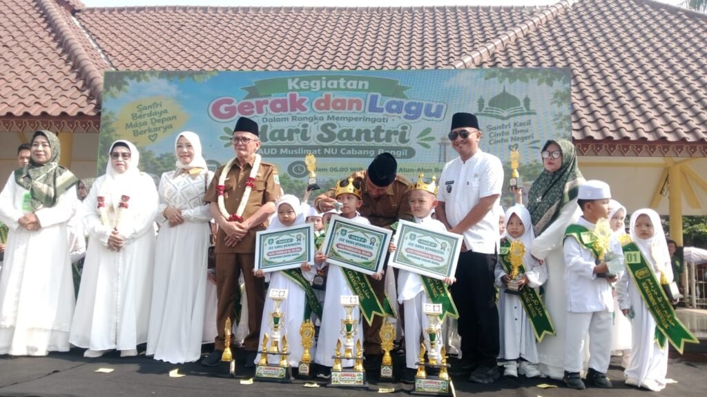 Wakil bupati Gus Shobih Asrori foto bersama Ketua YPM Ning Laili Abidah dan Ketua Muslimat NU Hj Anisah Syakur dengan siswa PAUD penerima penghargaan