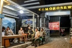 Kapolres Magetan AKBP Bagas Sancoyoning Aji memantau di Posko Cemoro Sewu untuk antisipasi potensi karhutla di kawasan Gunung Lawu (20/10)./dok.DNY-HUM