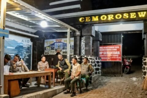 Kapolres Magetan AKBP Bagas Sancoyoning Aji memantau di Posko Cemoro Sewu untuk antisipasi potensi karhutla di kawasan Gunung Lawu (20/10)./dok.DNY-HUM
