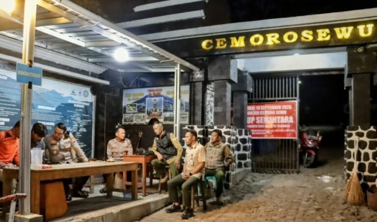 Kapolres Magetan AKBP Bagas Sancoyoning Aji memantau di Posko Cemoro Sewu untuk antisipasi potensi karhutla di kawasan Gunung Lawu (20/10)./dok.DNY-HUM
