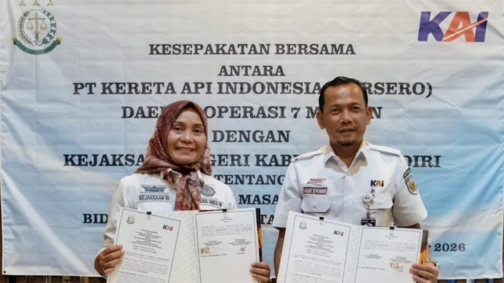 Kejari Kabupaten Kediri dan KAI Daop 7 Madiun menandatangani kesepakatan bersama perdata dan tata usaha negara pada Rabu (21/10)./dok.DNY-HUM