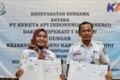 Kejari Kabupaten Kediri dan KAI Daop 7 Madiun menandatangani kesepakatan bersama perdata dan tata usaha negara pada Rabu (21/10)./dok.DNY-HUM