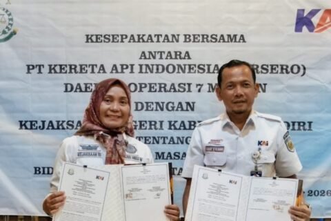 Kejari Kabupaten Kediri dan KAI Daop 7 Madiun menandatangani kesepakatan bersama perdata dan tata usaha negara pada Rabu (21/10)./dok.DNY-HUM