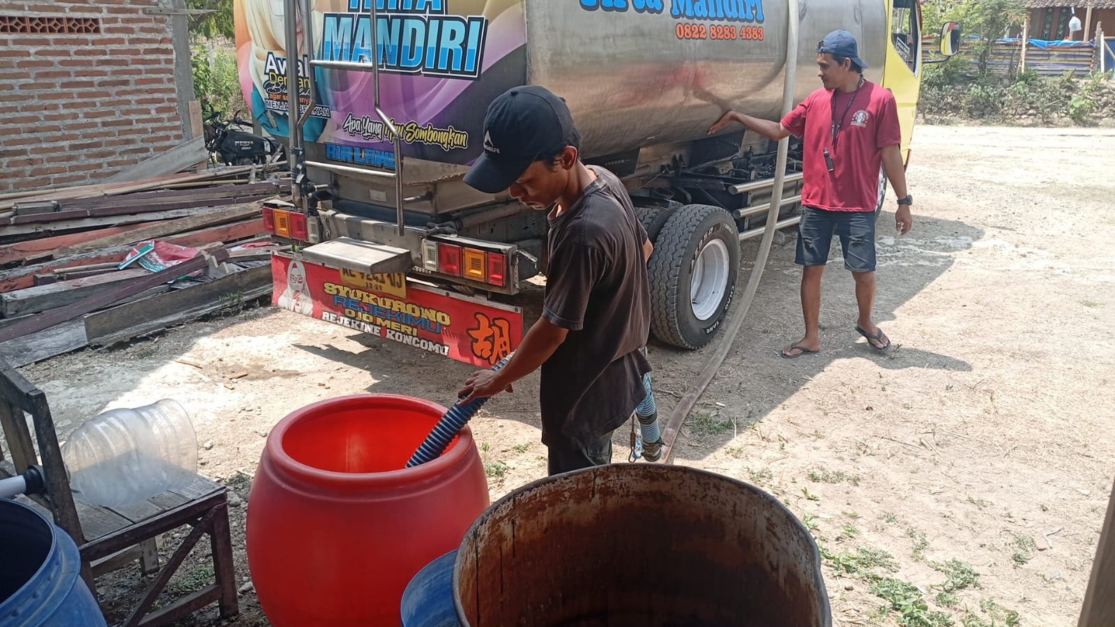 Warga terdampak kekeringan mendapat bantuan air bersih dari NU Care LAZISNU, UPZIS, dan PAC Fatayat NU Ngawi./dok.QONY