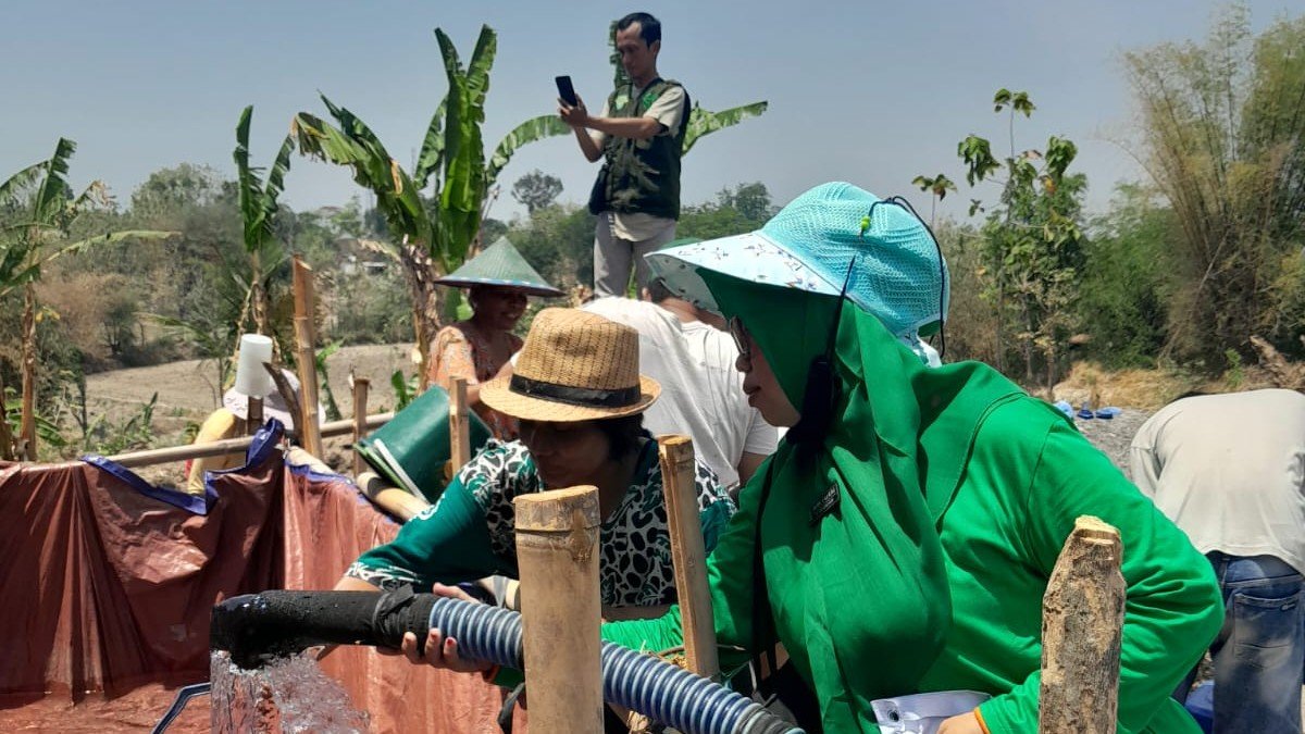 Anggota DPRD Kabupaten Ngawi, Nuri Karimatunnisa ikut menyalurkan air bersih kepada warga yang terdampak kekeringan./dok.QONY
