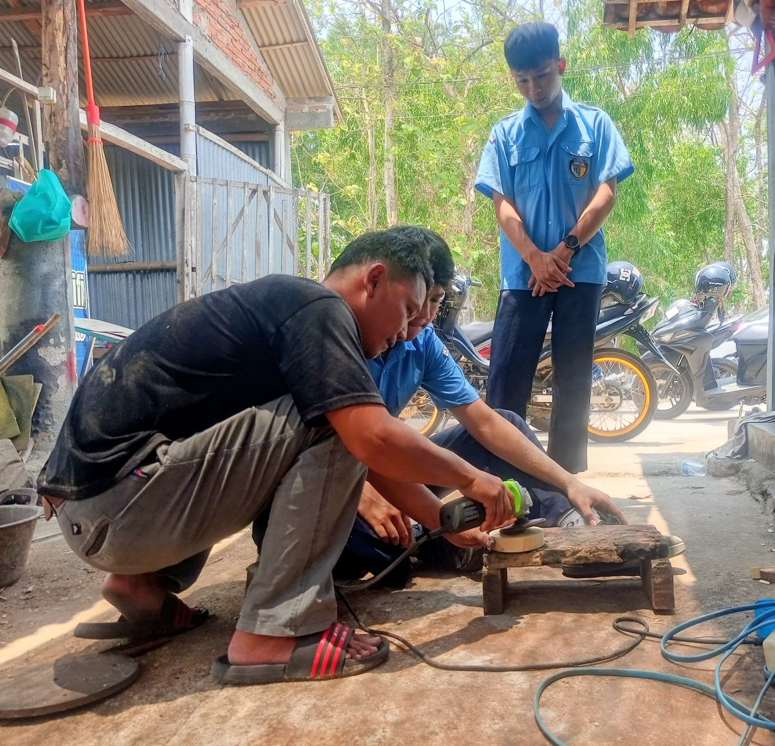 Budi Santoso dan Blarak Kreasi Madiun, menginspirasi dunia wirausaha melalui kerajinan kayu./dok.DNY