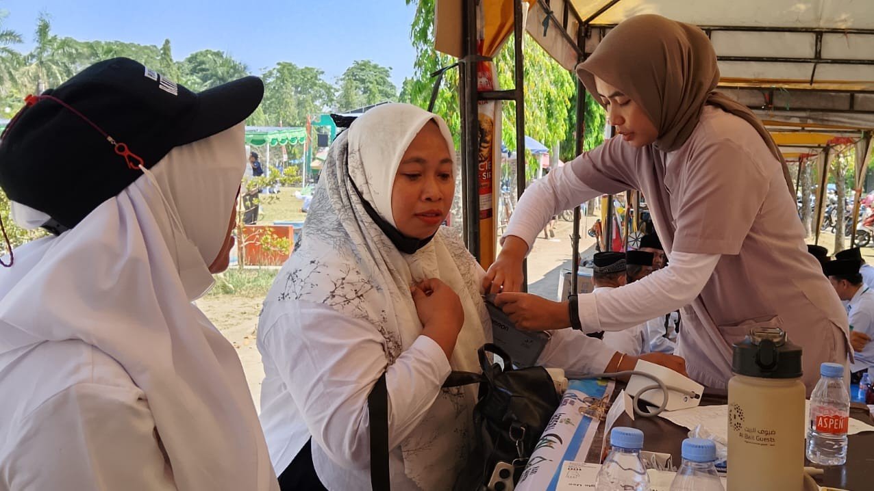 Pemeriksaan kesehatan gratis oleh Klinik An-Nabawi Jogorogo saat HSN 2026 di sebelah barat panggung utama Alun-Alun Ngawi./dok.QONY