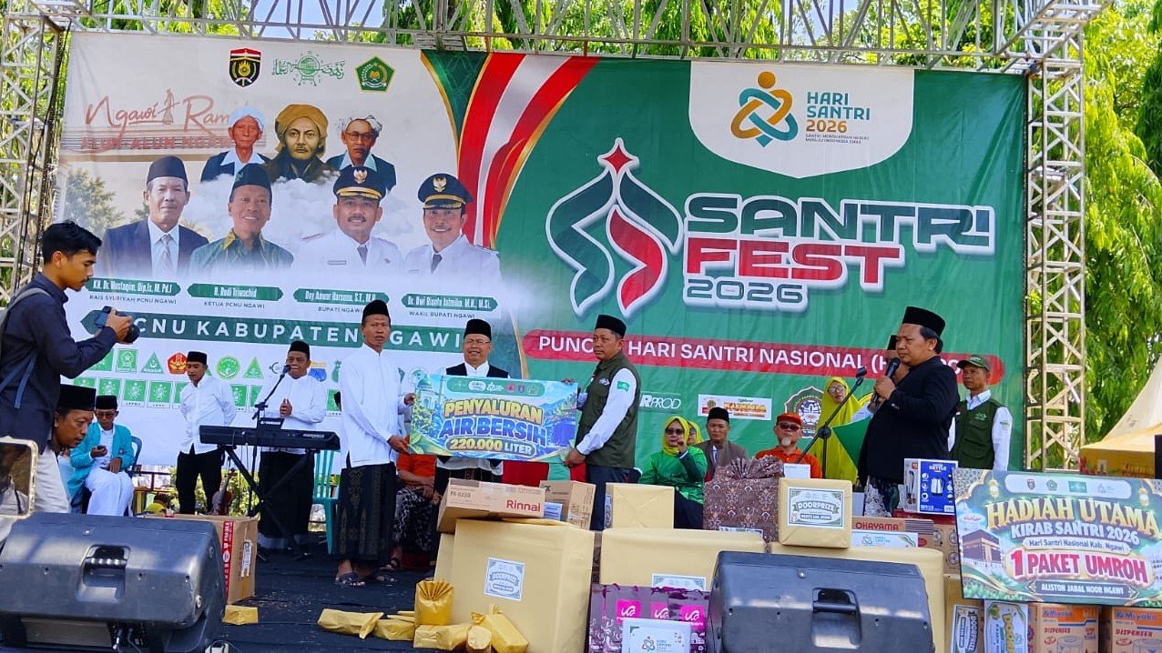 Penyerahan bantuan air bersih 220.000 liter NU Care LAZISNU PCNU Ngawi untuk masyarakat di Kabupaten Ngawi yang terdampak kekeringan di musim kemarau 2026./dok.QONY