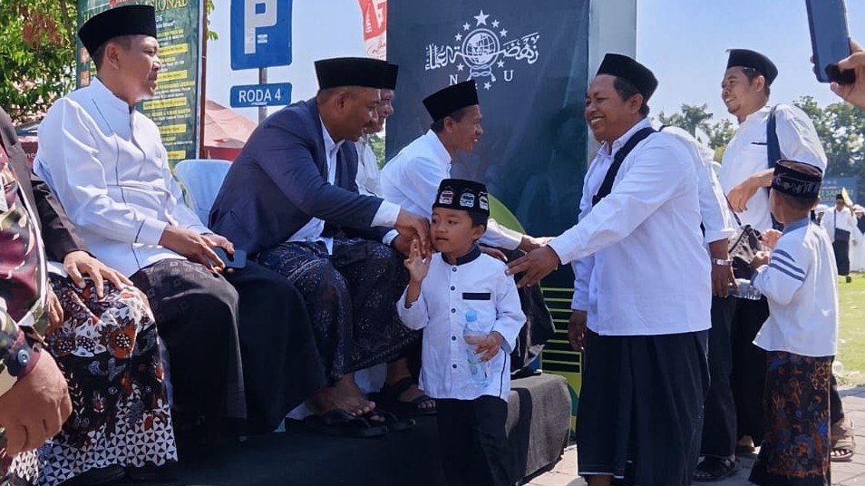 Rombongan MWCNU Widodaren berjabat tangan dengan Bupati Ngawi Ony Anwar Harsono saat pemberangkatan kontingen kirab Hari Santri 2026 (22/10)./dok.QONY