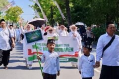 Kontingen MWCNU Widodaren Ngawi mengikuti kirab Hari Santri 2026 (22/10)./dok.QONY