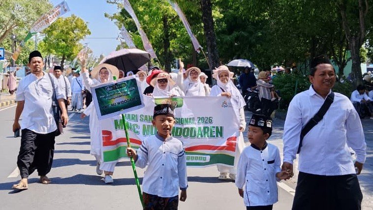 Kontingen MWCNU Widodaren Ngawi mengikuti kirab Hari Santri 2026 (22/10)./dok.QONY