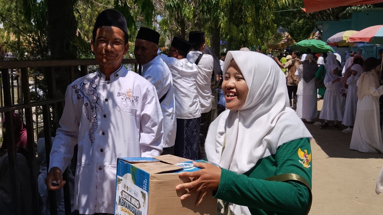 Ketua PRNU Kedunggudel, Kiai Zainal Ngalim memberikan donasi kemanusiaan yang diselenggarakan oleh NU Care LAZISNU PCNU Ngawi./dok.QONY