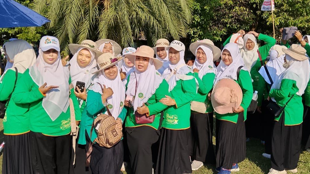 PAC Fatayat NU Widodaren Ngawi semangat mengikuti kirab Hari Santri 2026 di Alun-Alun Ngawi (22/10)./dok.QONY