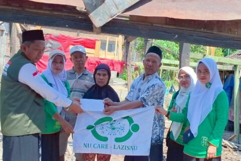 Peduli sesama, NU Care LAZISNU Ngawi dan UPZIS Padas menggelar Bedah Rumah Bu Sunarti./dok.Qony