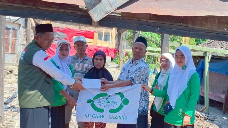 Peduli sesama, NU Care LAZISNU Ngawi dan UPZIS Padas menggelar Bedah Rumah Bu Sunarti./dok.Qony