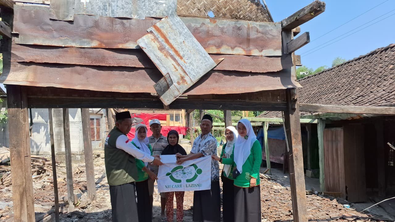 Peduli sesama, NU Care LAZISNU Ngawi dan UPZIS Padas menggelar Bedah Rumah Bu Sunarti./dok.Qony